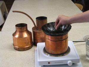 Inserting the steamer basket into the LEONARDO® Classic still